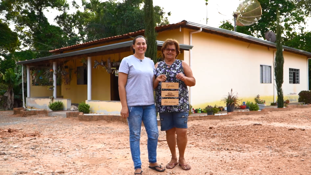 Rita e Lourdes representam a Família Souza na avicultura