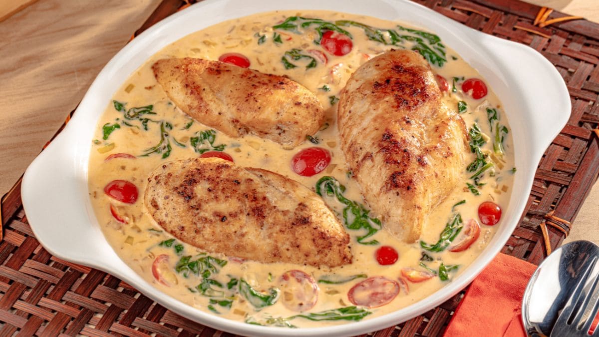 Receita com frango: filé suculento com espinafre é dica prática e deliciosa para o dia a dia