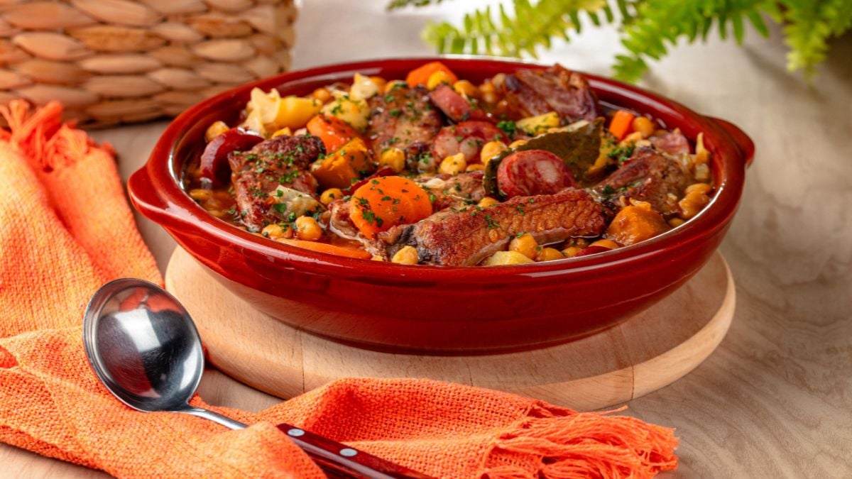 Costelinha de porco e linguiça calabresa em receita prática, saborosa e feita em uma panela só