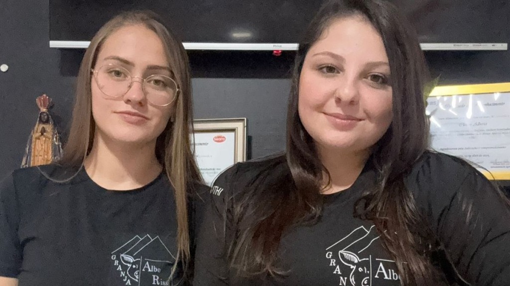Nathalia Rissi, 22 anos e Thalia Alberici, 23 anos, suinocultoras UPD de Entre Rios (SC), integradas da Seara
