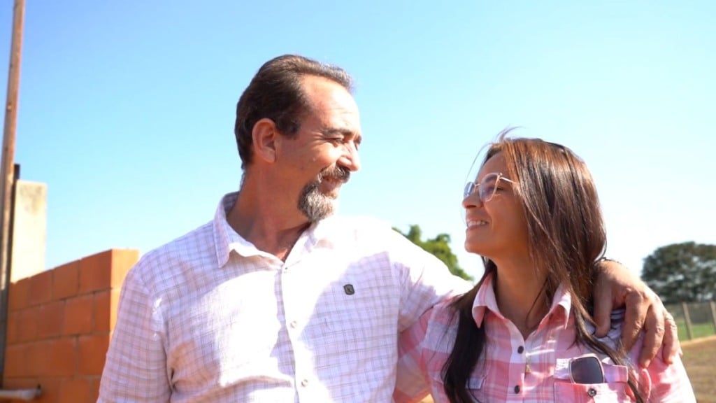Avicultura familiar muda a vida de casal que migrou do Paraguai e construiu granja do zero