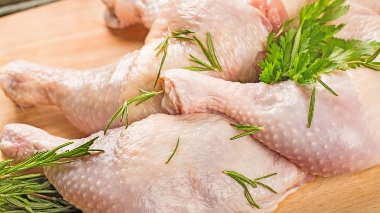 Mitos e verdades sobre o frango: nutricionista alerta para cuidados no preparo