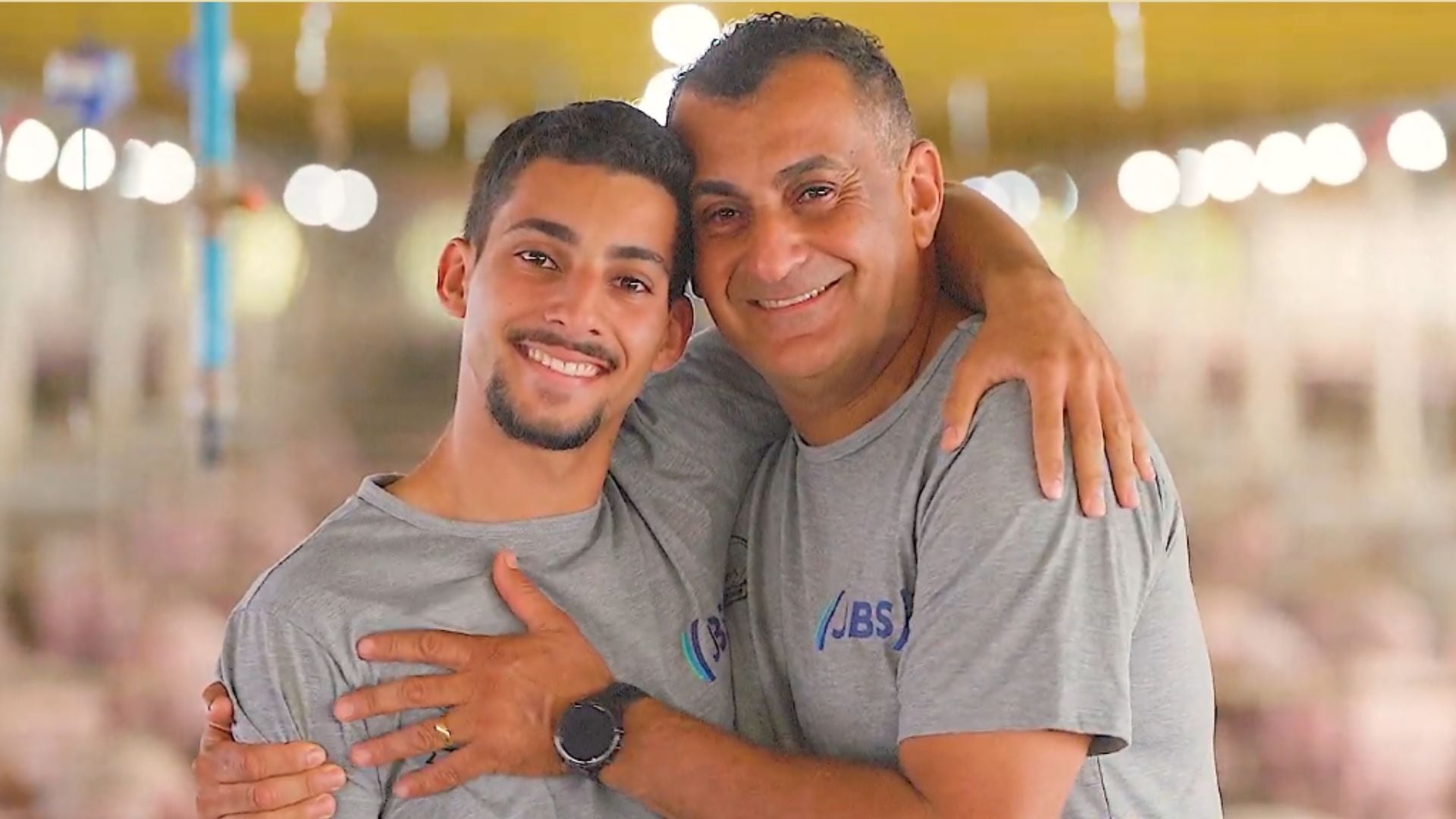 Jovem recebe granja do pai como recompensa por trabalho duro desde a infância